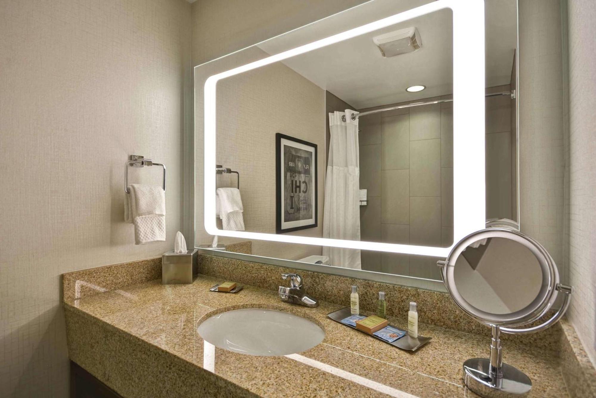 Doubletree By Hilton Chicago Midway Airport, Il Hotell Bedford Park Exteriör bild